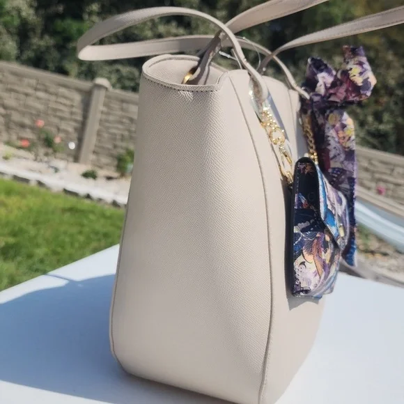 NWT BETSEY JOHNSON BEIGE LARGE TOTE - Picture 3 of 8